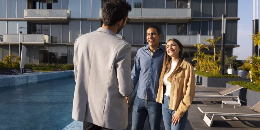 medium-shot-couple-talking-real-estate-agent (1) (1)